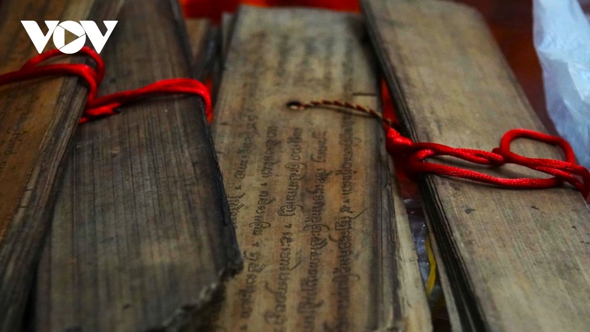 Sách lá buông - báu vật của người Khmer (Bài 2)